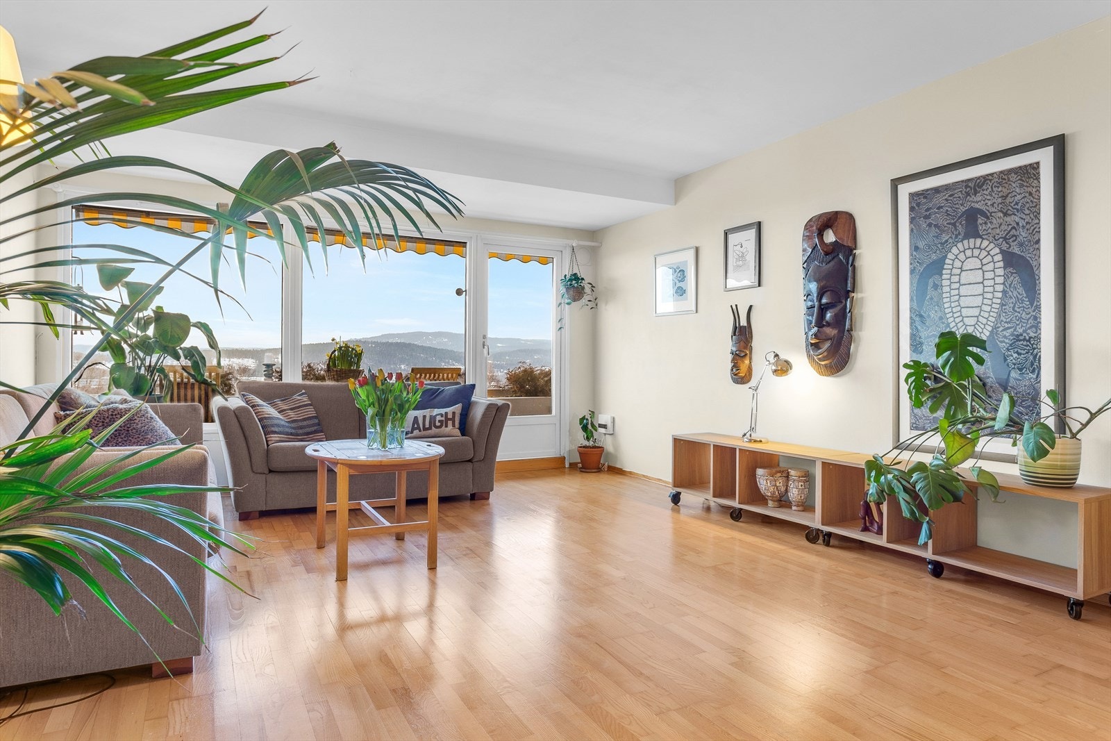 Lys og hyggelig stue med utgang ut til terrasse Galleribilde