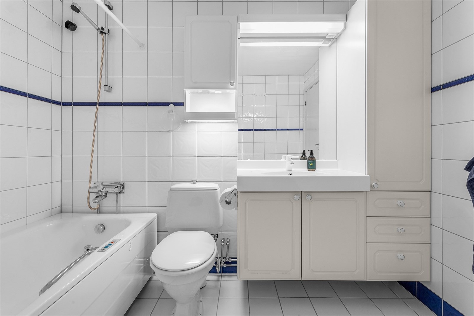 Flislagt bad (1993/1994) med profilerte fronter på innredning Galleribilde