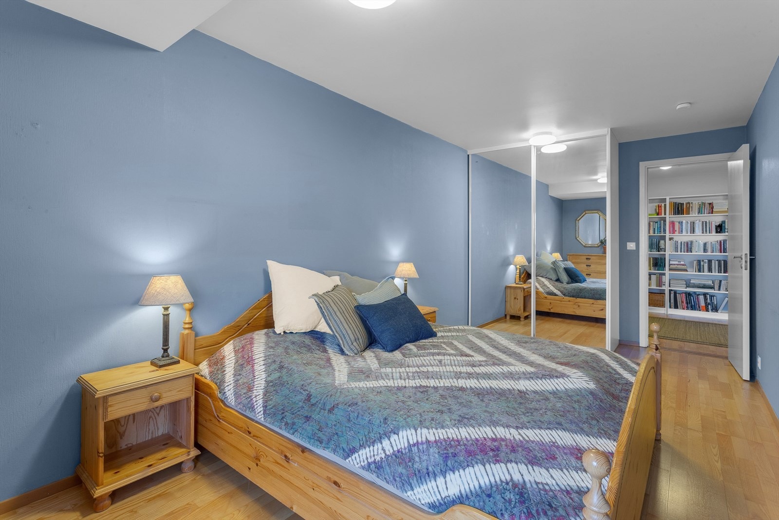 Stort hovedsoverom med skyvedørsgarderobe Galleribilde