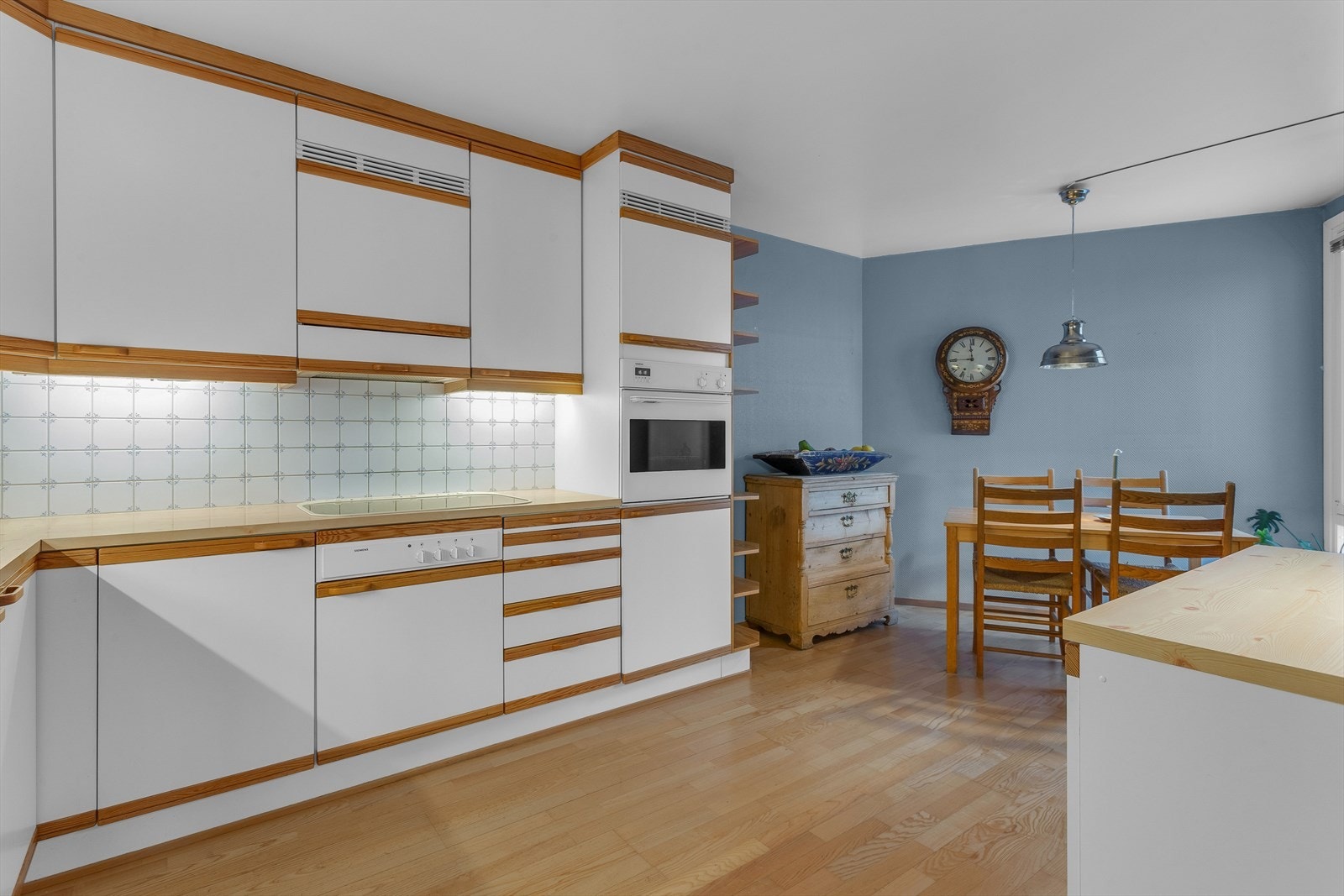 Kjøkkenet har integrert oppvaskmaskin, komfyr og platetopp. Galleribilde