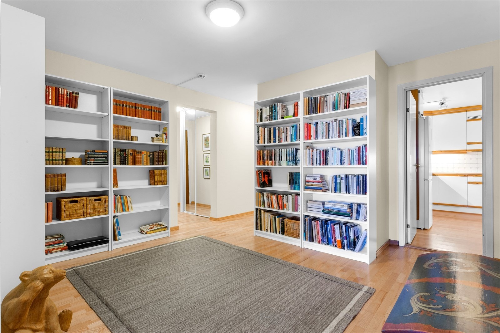 Stor forstue/hall inn fra entrè Galleribilde