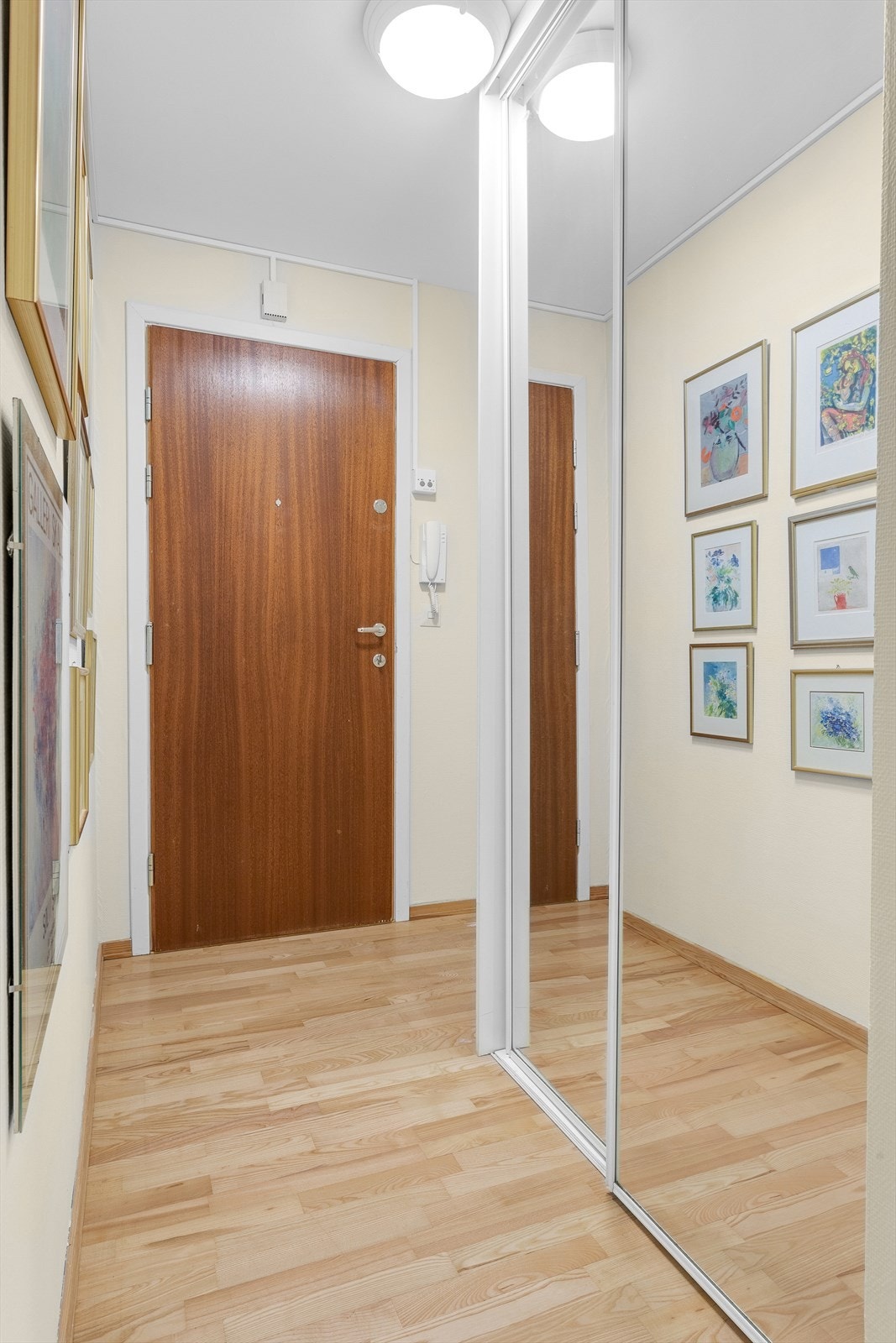 Entrè med skyvedørsgarderobe og stort lagringsrom/bod Galleribilde