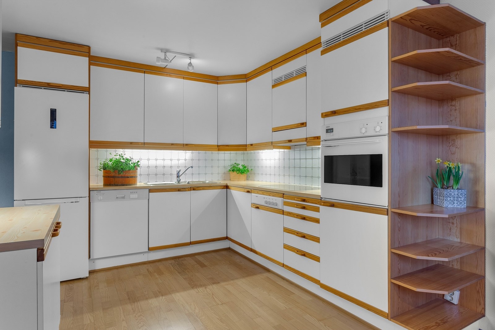 Kjøkkeninnredning fra 1993 med glatte fronter og furukanter. Galleribilde