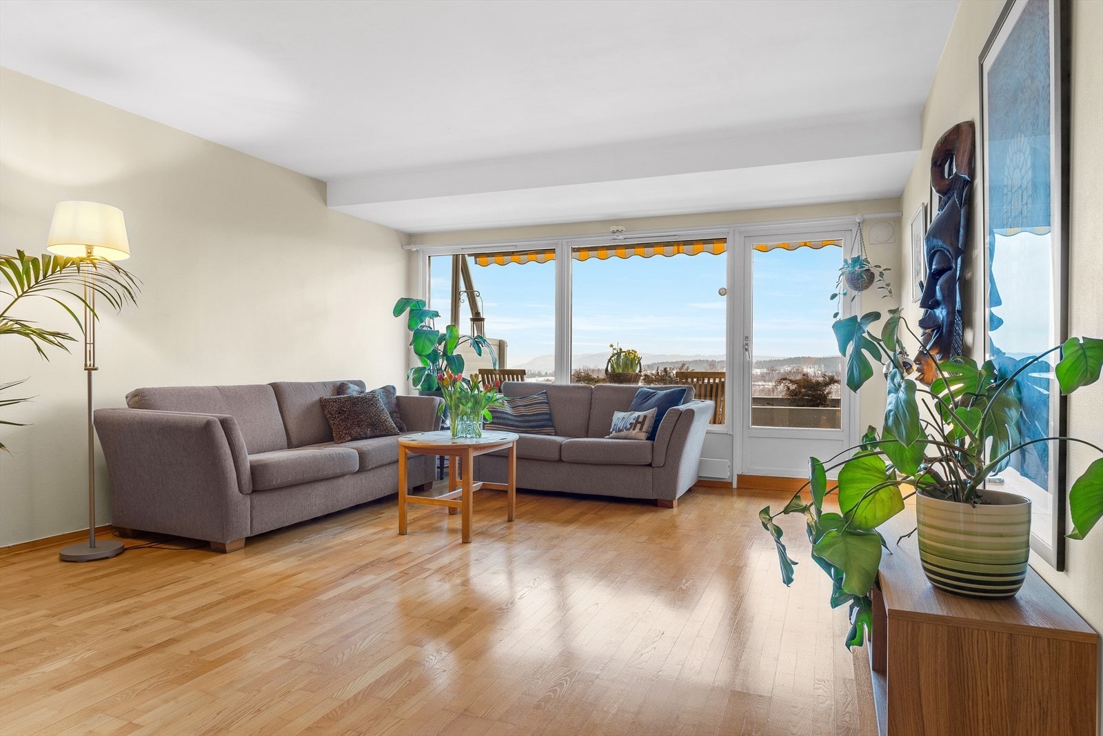 Store vindusflater gir godt med naturlig lys inn i rommet Galleribilde