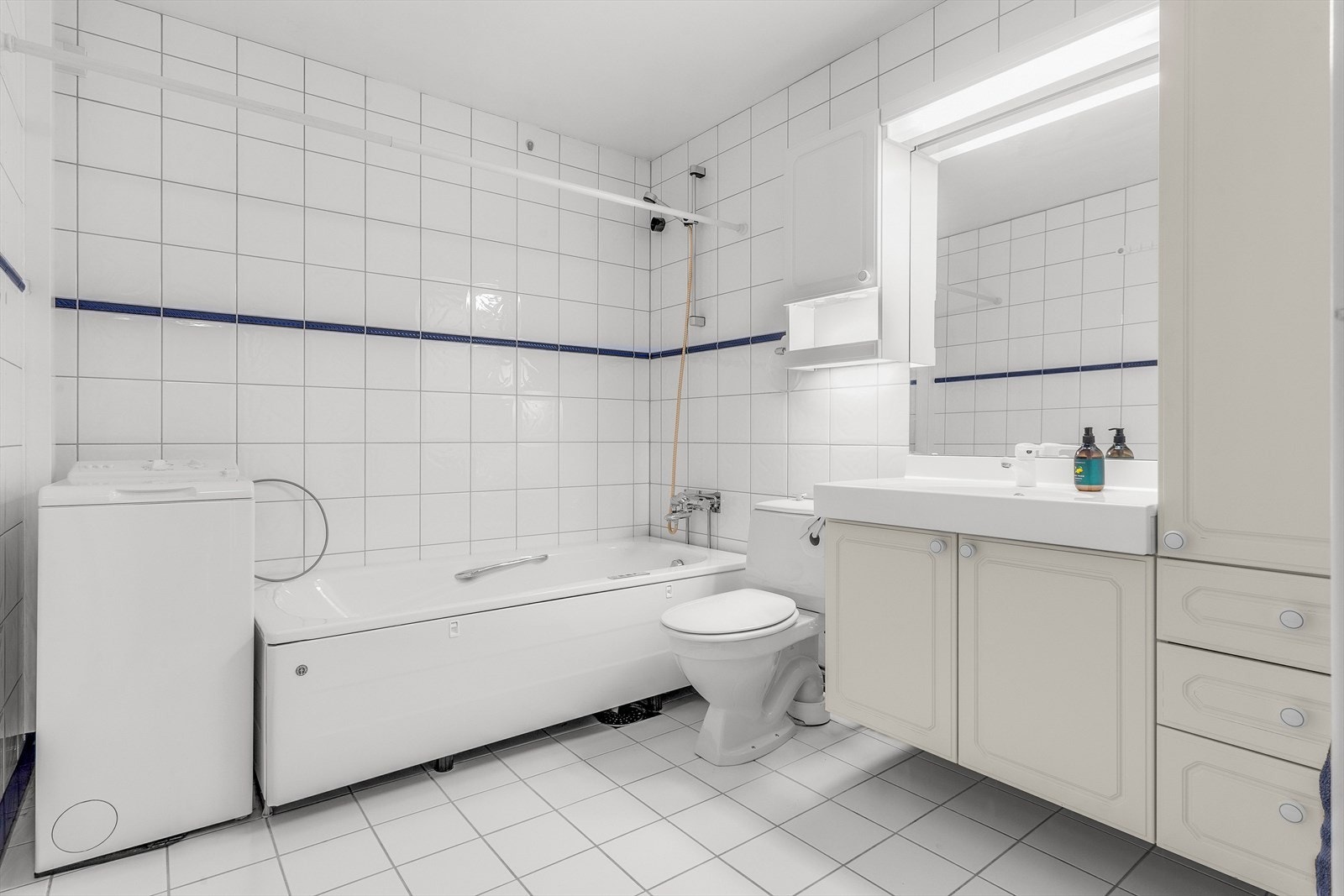 Bad nr.1 med boblebadekar, servant, wc og opplegg til vaskemaskin. Varmekabler i gulv. Galleribilde