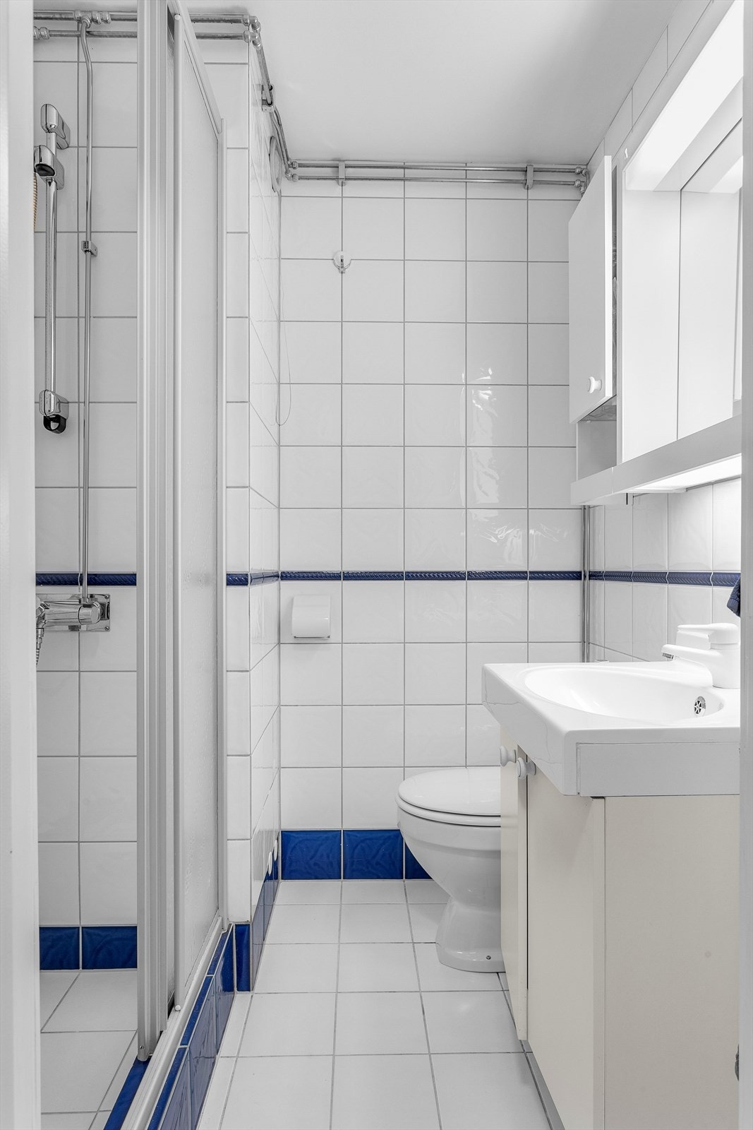 Bad nr.2 (1993/1994) med servant, wc og dusj. Varmekabler i gulv. Galleribilde