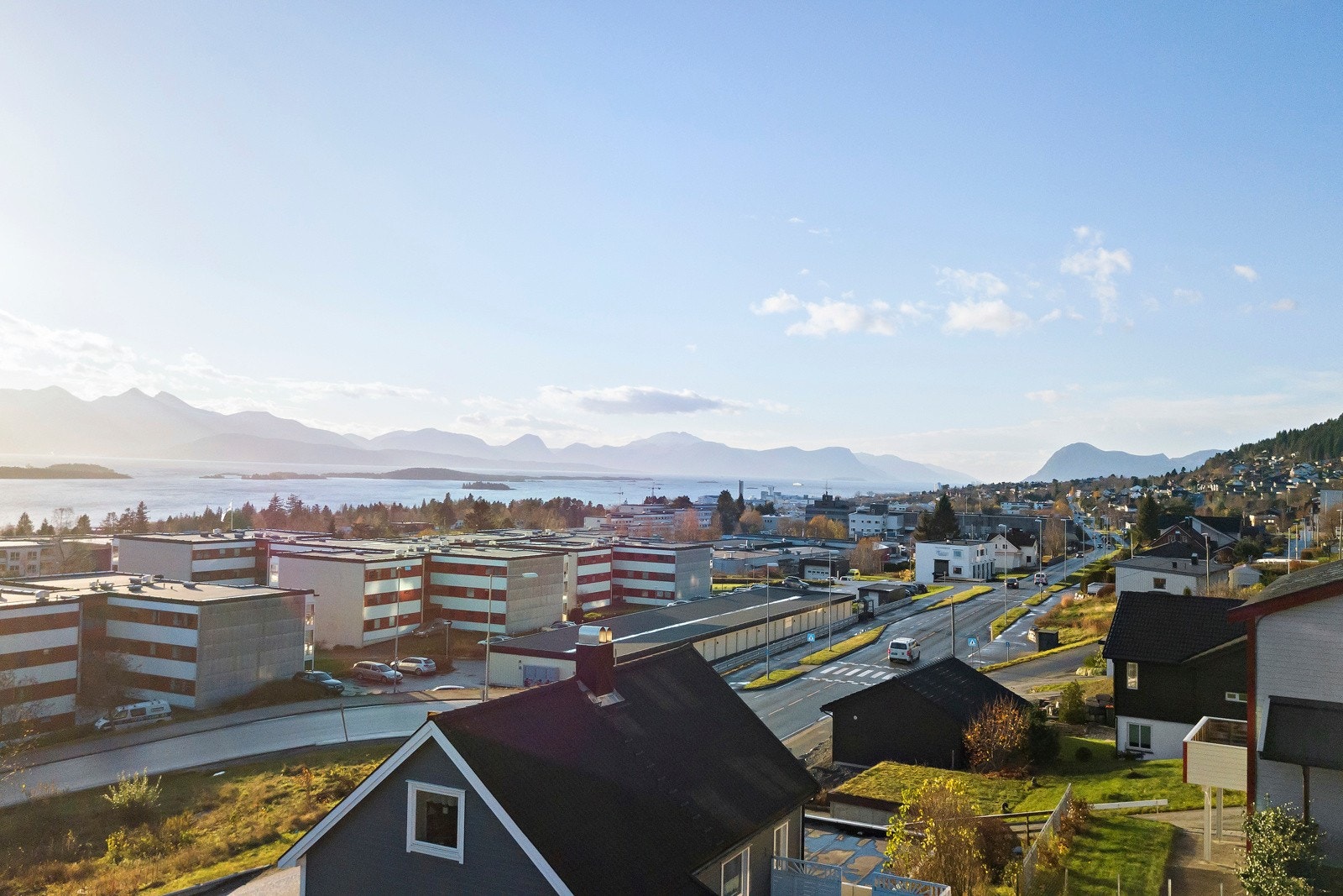 Utsikt fra tomten i vestlig retning (Foto er tatt med drone. Høyde på utsikt vil fravike sammenlignet med utsikt fra bakkenivå) Galleribilde