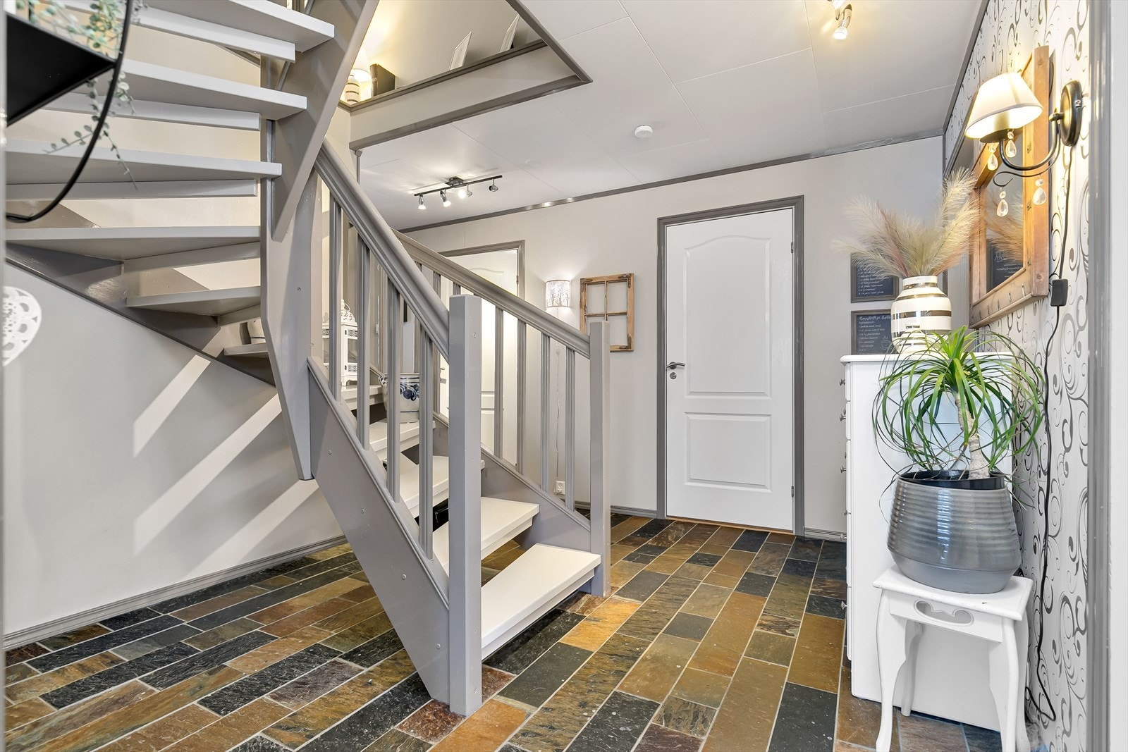 Hall med trapp til 2. etasje Galleribilde