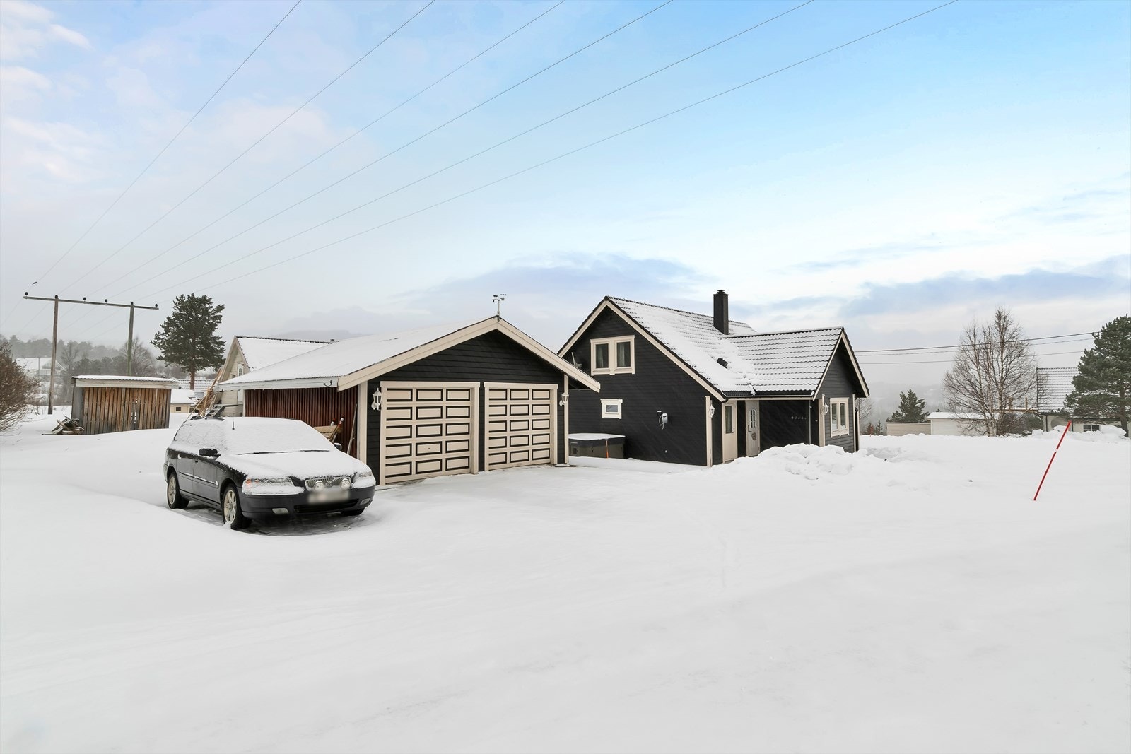 Boligen har dobbelgarasje Galleribilde