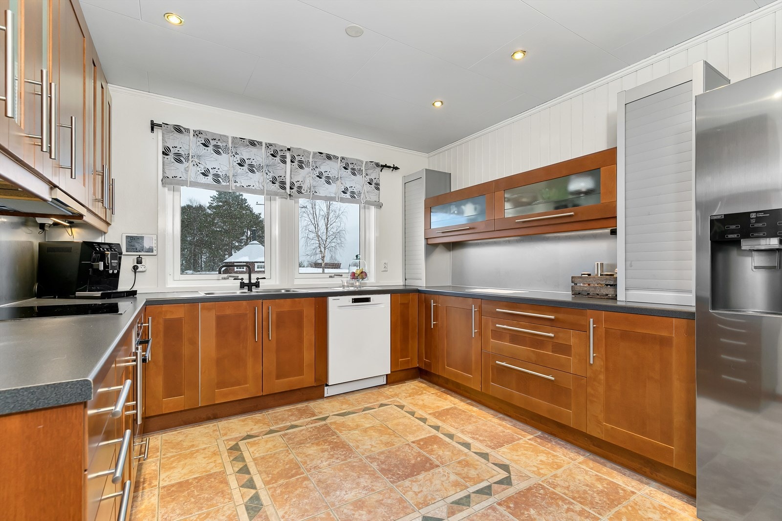 Ikea kjøkkeninnredning med profilerte fronter, laminat benkeplate Galleribilde