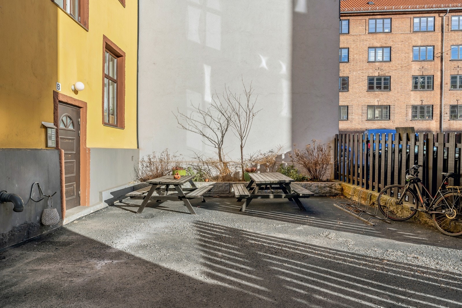 Felles bakgård. Galleribilde