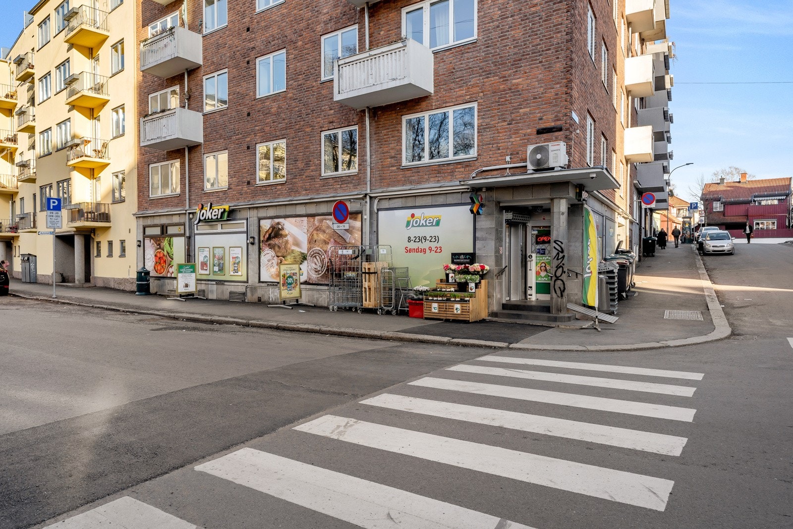 Nærområdet/ butikk rett utenfor døren. Galleribilde