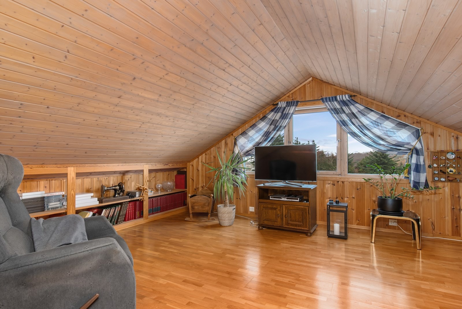 Loftstue/soverom med flott utsikt mot havet. Galleribilde
