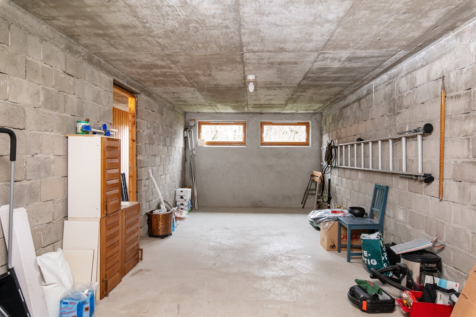 Uinnredet kjeller med biingang, garasje og god oppbevaringsplass. Galleribilde