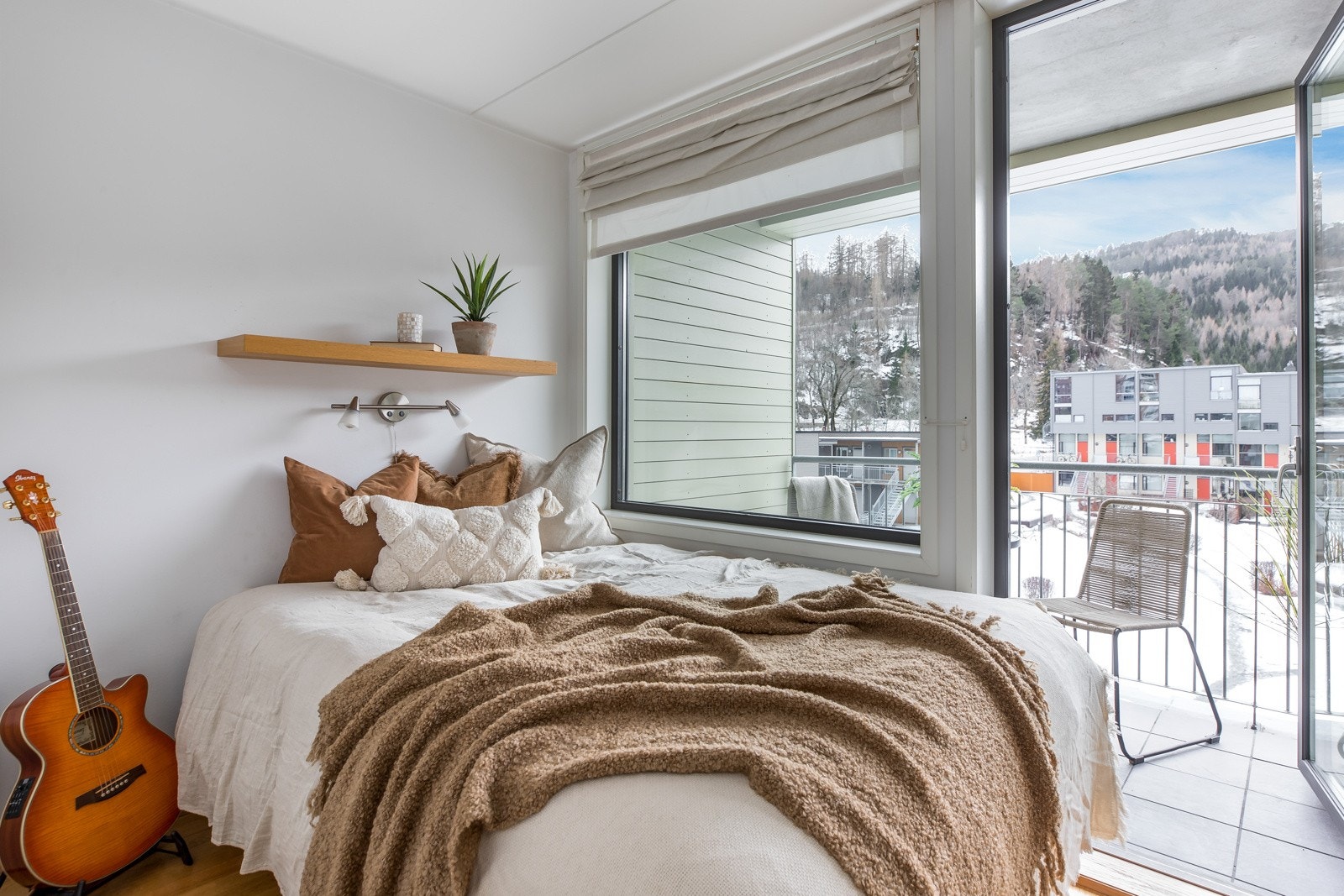 Soverommet er på 7,5 m² med god plass til dobbeltseng og tilhørende møblement Galleribilde