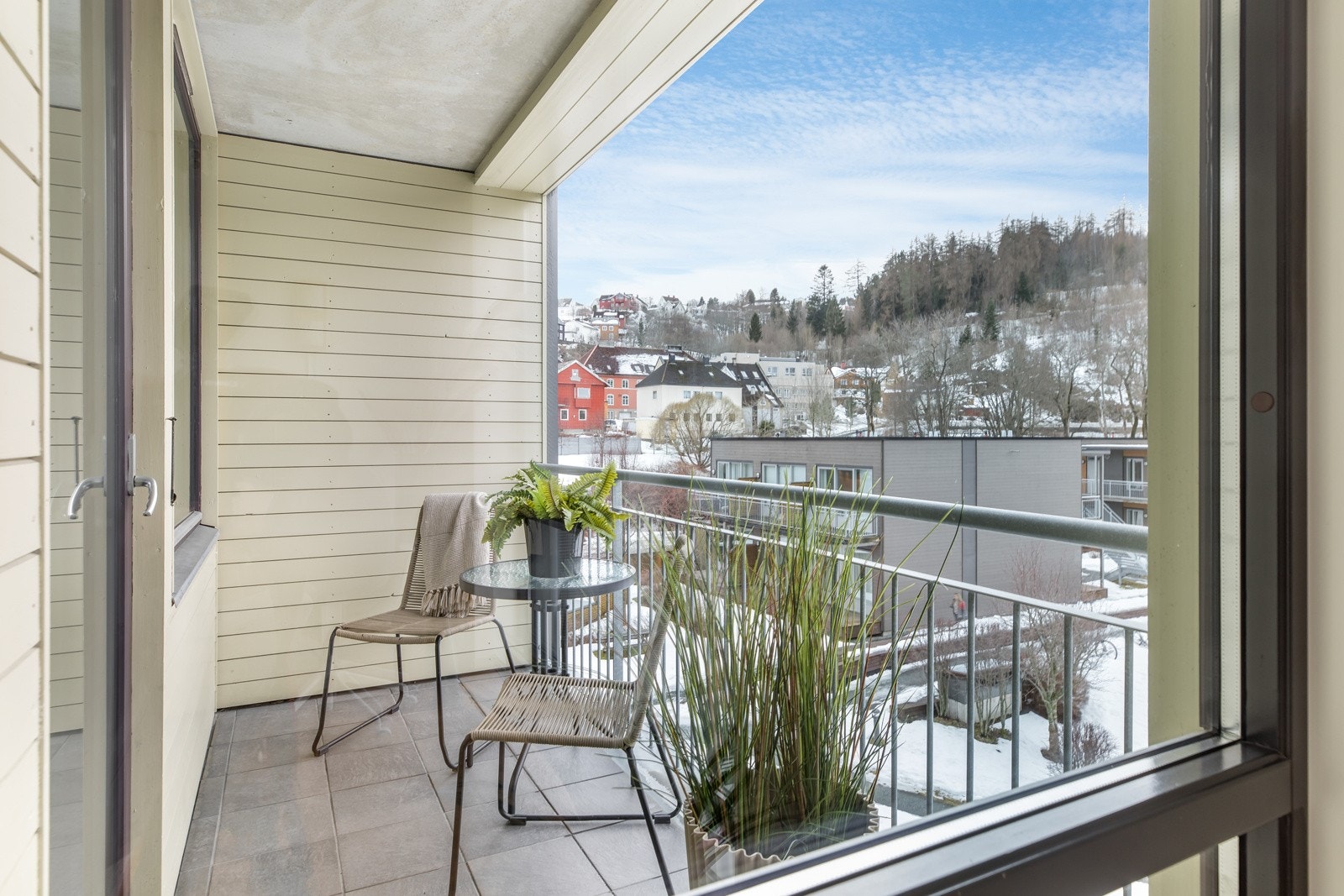 Her kan du nyte ettermiddags- og kveldsolen, samt en luftig utsikt over sameiets fellesareal Galleribilde