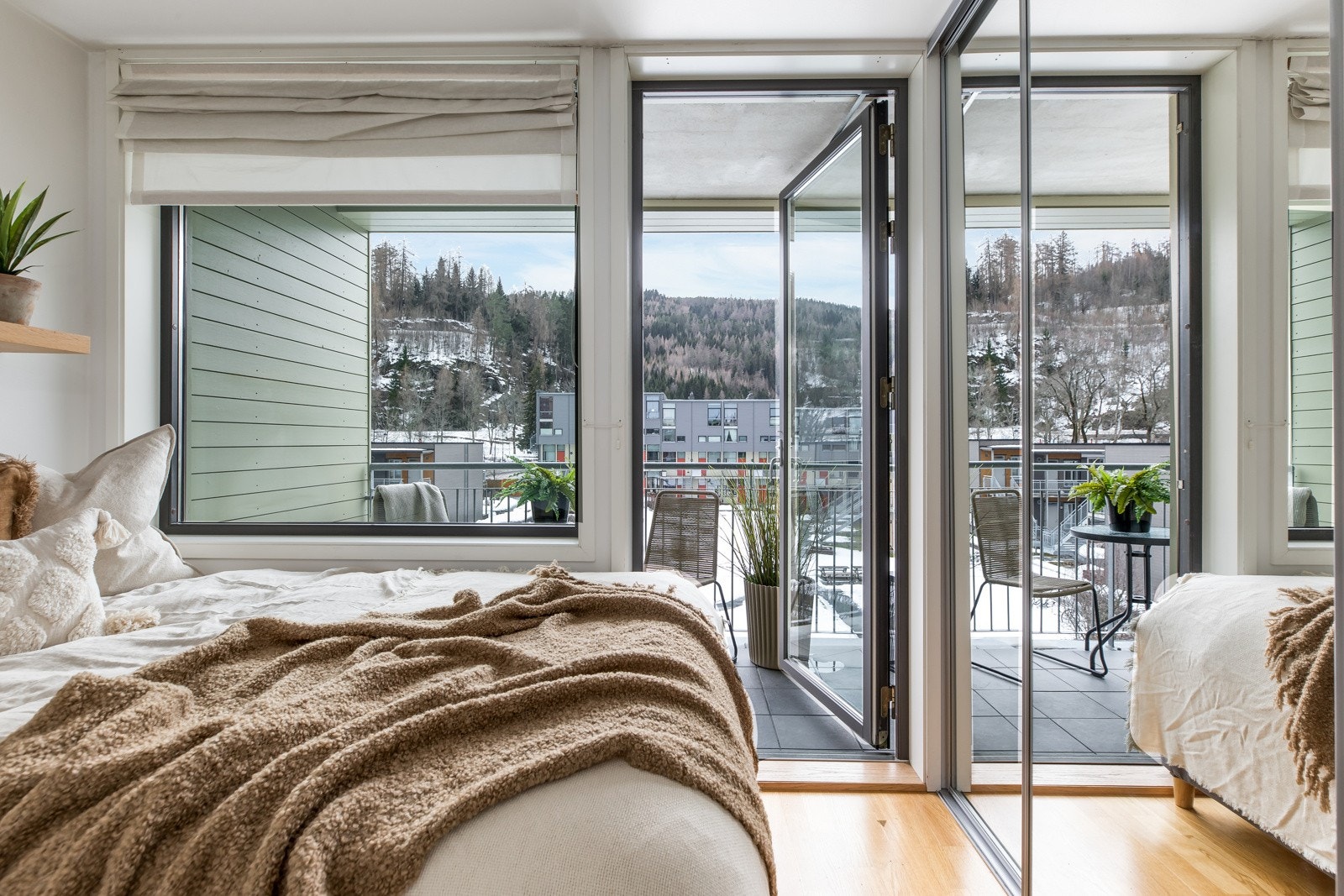 På soverommet er det god plass til oppbevaring av klær i 2 skyvedørsgarderober Galleribilde