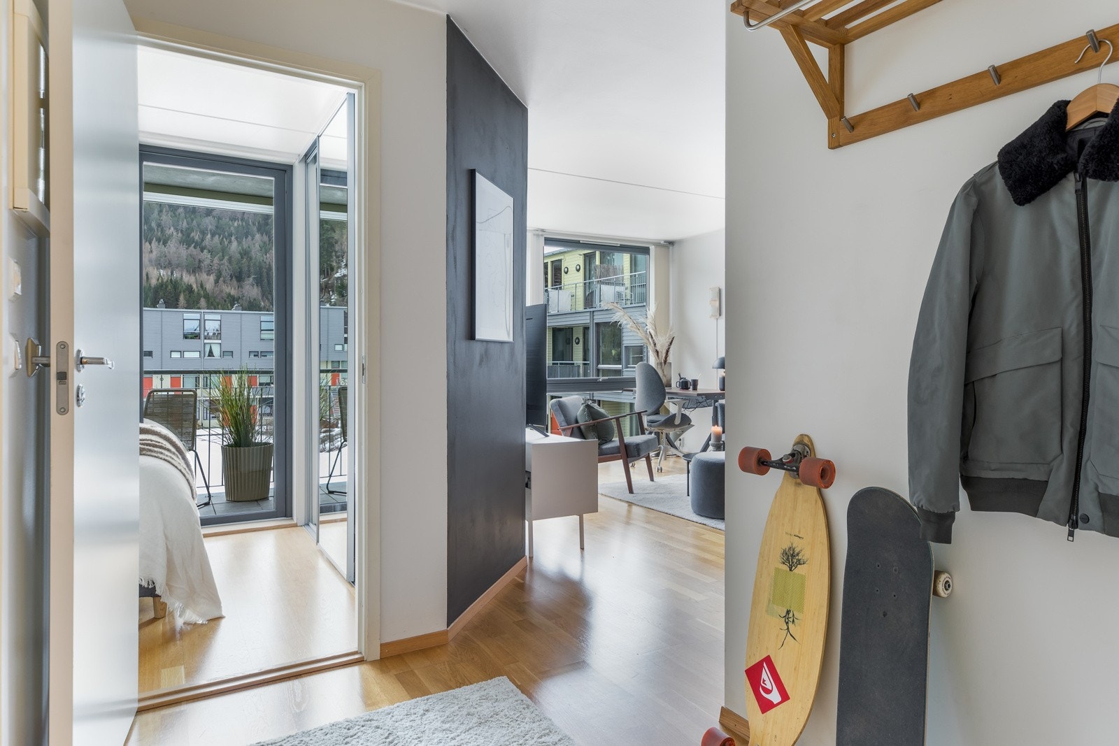 Det er gjennomgående bruk av 3-stavs eikeparkett i alle rom med unntak av bad Galleribilde