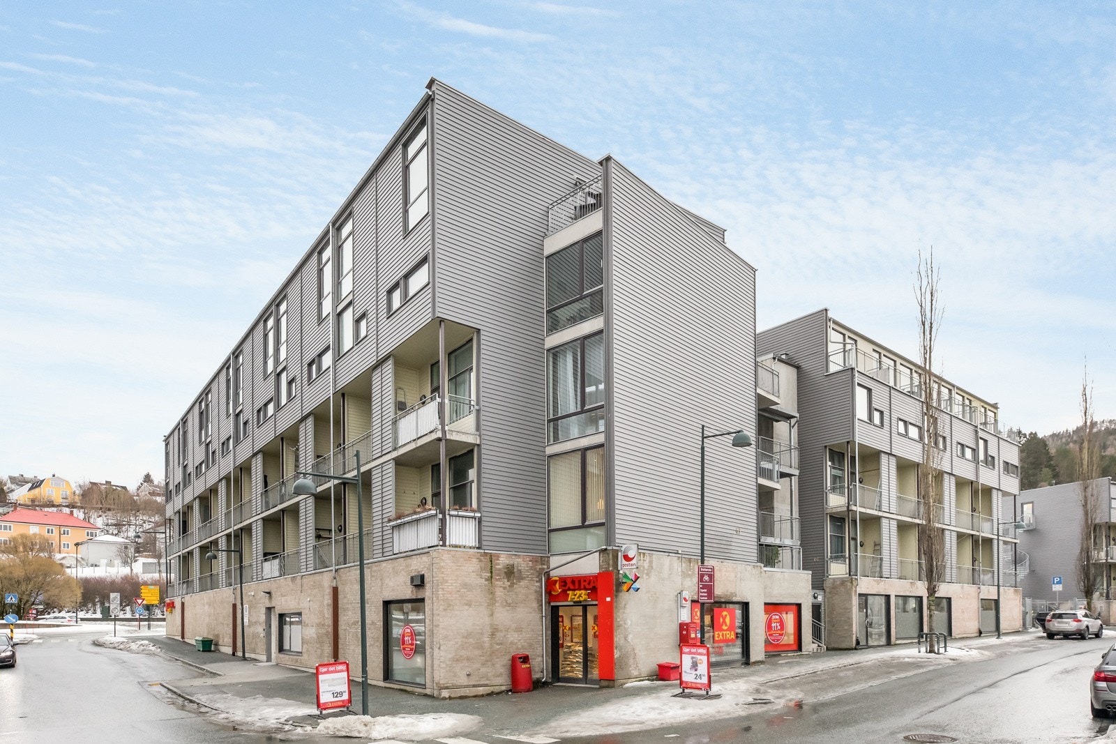 I byggets 1. etg. finner du dagligvarehandel. Det er ellers kort veg til det meste du trenger av servicefunksjoner Galleribilde