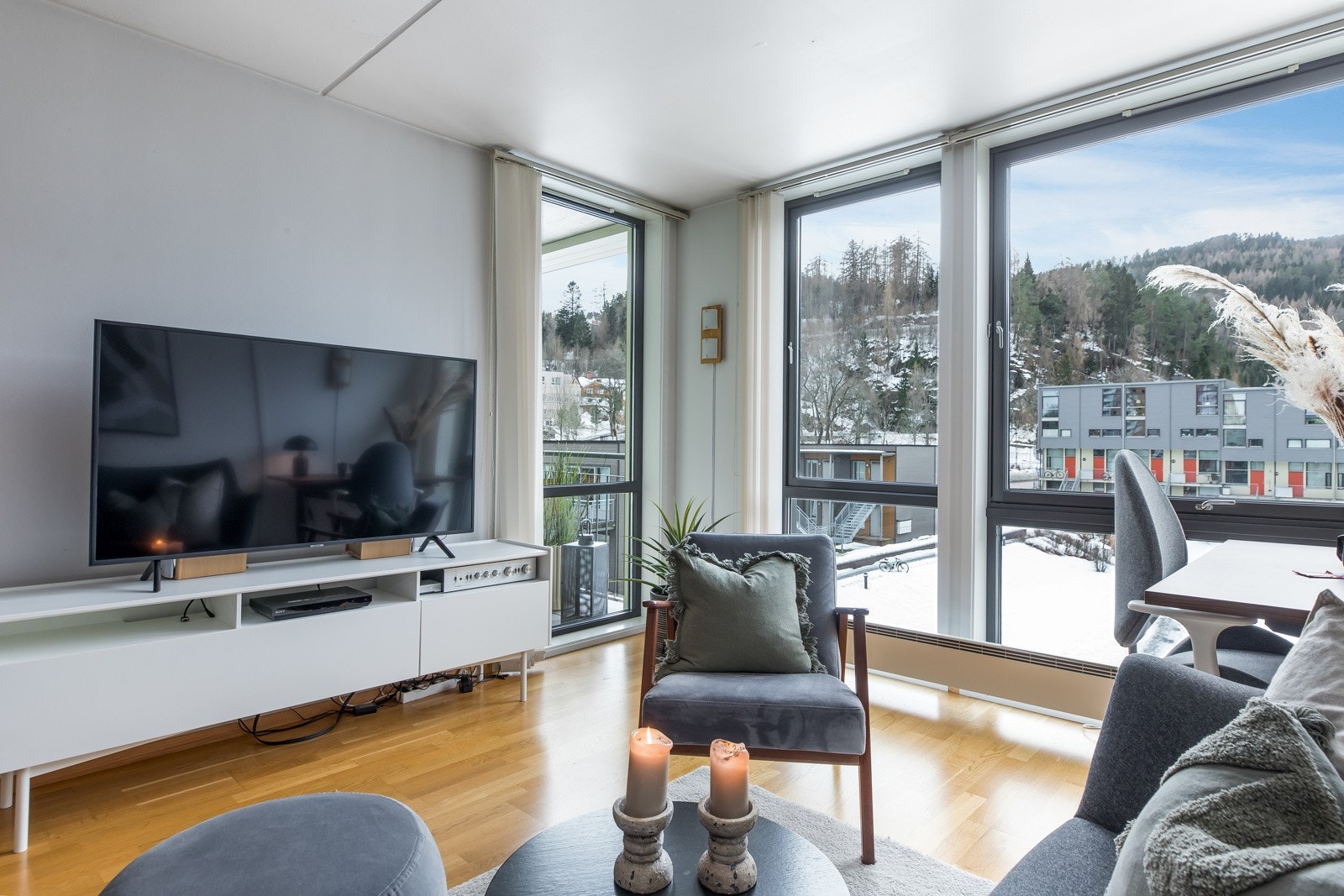 De store vindusflatene setter et lyst og luftig preg på leiligheten Galleribilde