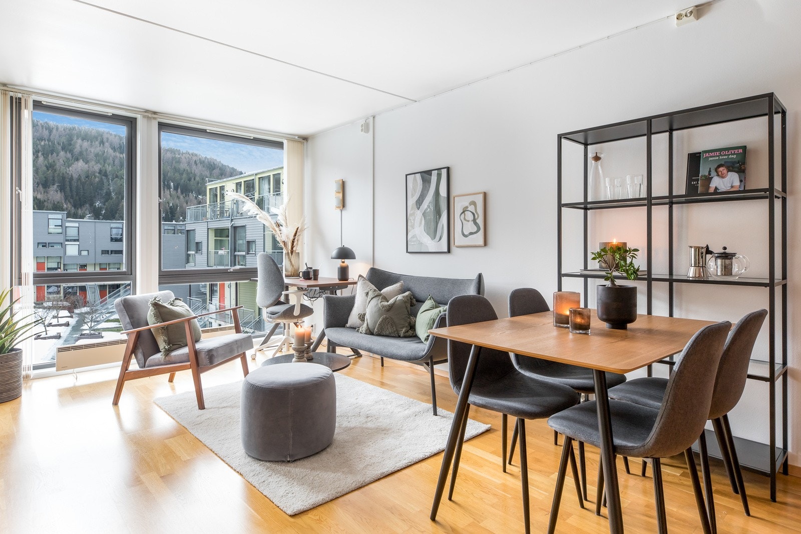 Velkommen til Mellomila 63 - En lekker 2-roms selveierleilighet, beliggende i sentrale og idylliske Ilsvika Galleribilde