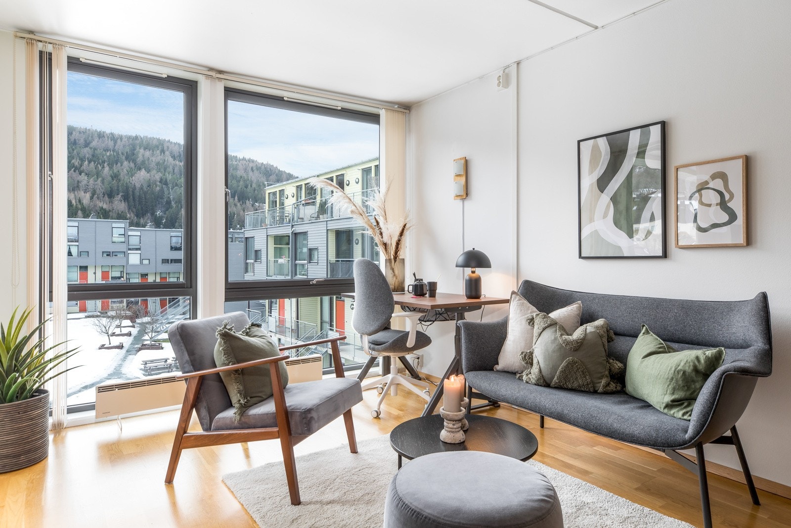 Leiligheten byr på en gjennomgående pen og moderne standard med flotte kvaliteter som blant annet en praktisk planløsning, store vindusflater og en generøs takhøyde Galleribilde