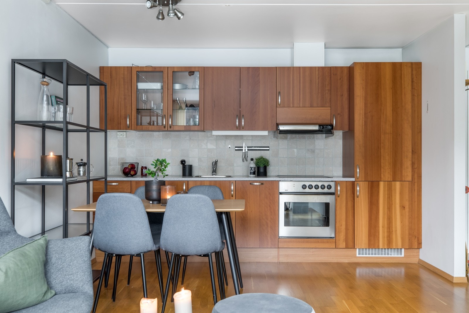 Flott kjøkken i praktisk utforming langs vegg. Kjøkkenet er utstyrt med integrerte hvitevarer som kjøl/fryseskap, stekovn, platetopp og oppvaskmaskin Galleribilde