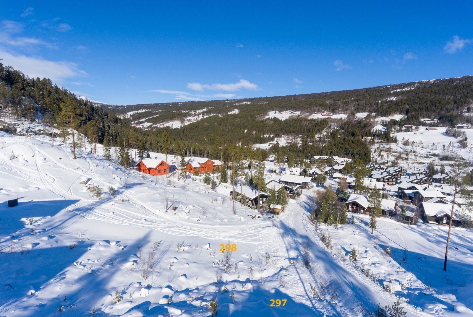 Her mot skisenteret med "ski in, ski out" og nedre del av tomteområdet Galleribilde