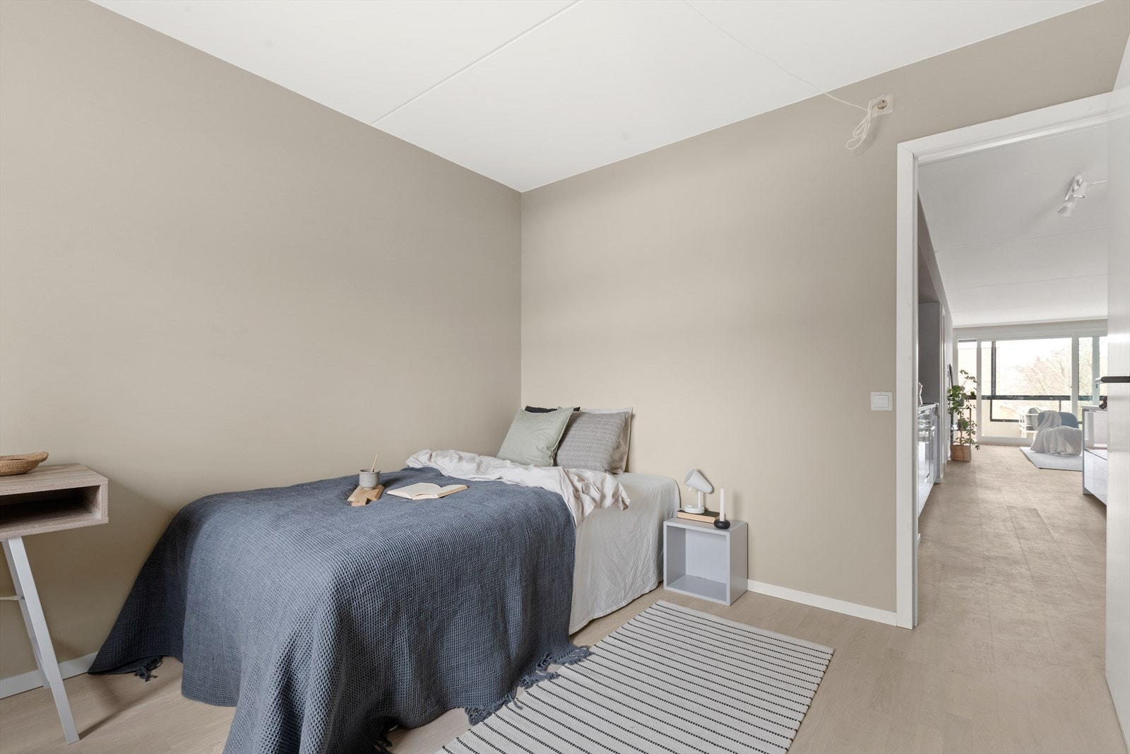 Store vindusflater gir godt lysinnslipp til rommene. Galleribilde