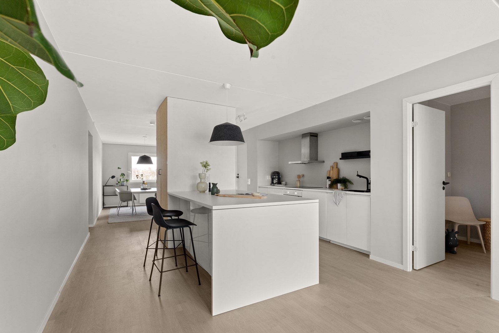 Kjøkkenøya egner seg perfekt til å nyte frokosten, samt at du får godt med ekstra oppbevaringsplass. Galleribilde