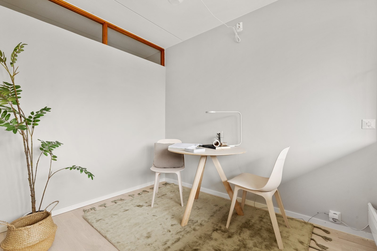 En del av stuen er separert fra resten av rommet og kan fungere perfekt som hjemmekontor. Galleribilde