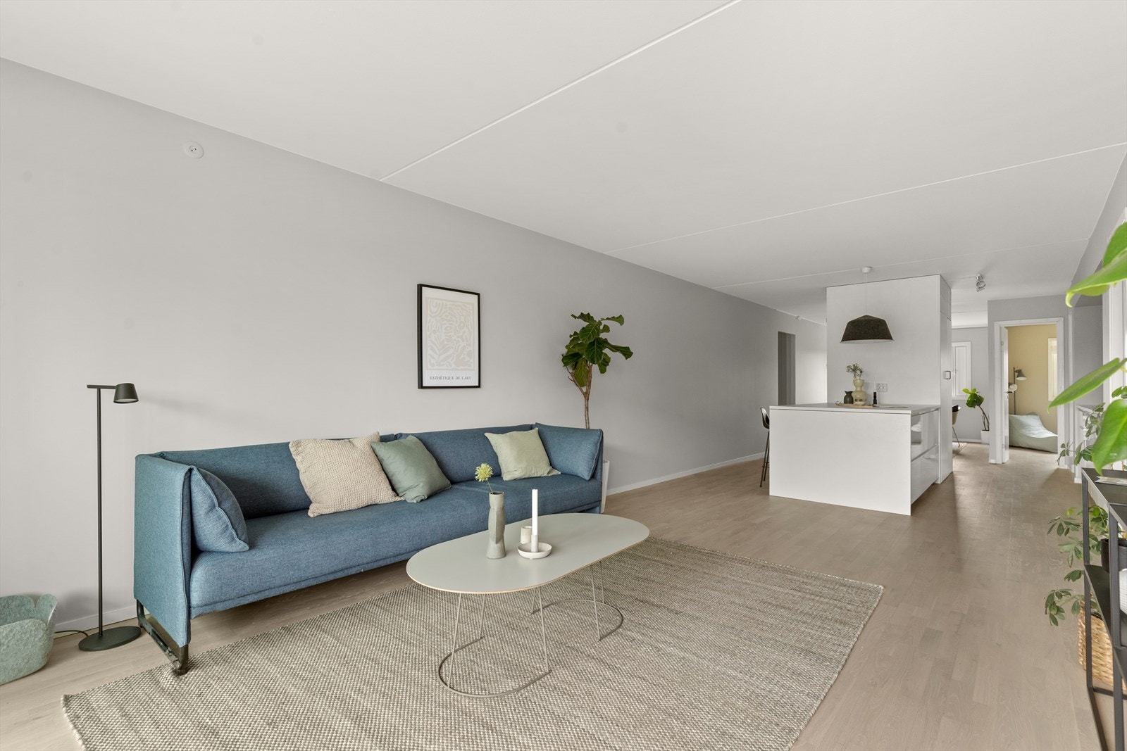 Den lyse og luftige stuen har flere store vindusflater som gir rikelig med lysinnslipp. Gode møbleringsmuligheter med god plass til sofa, stuebord og TV med tilhørende møblement. Galleribilde