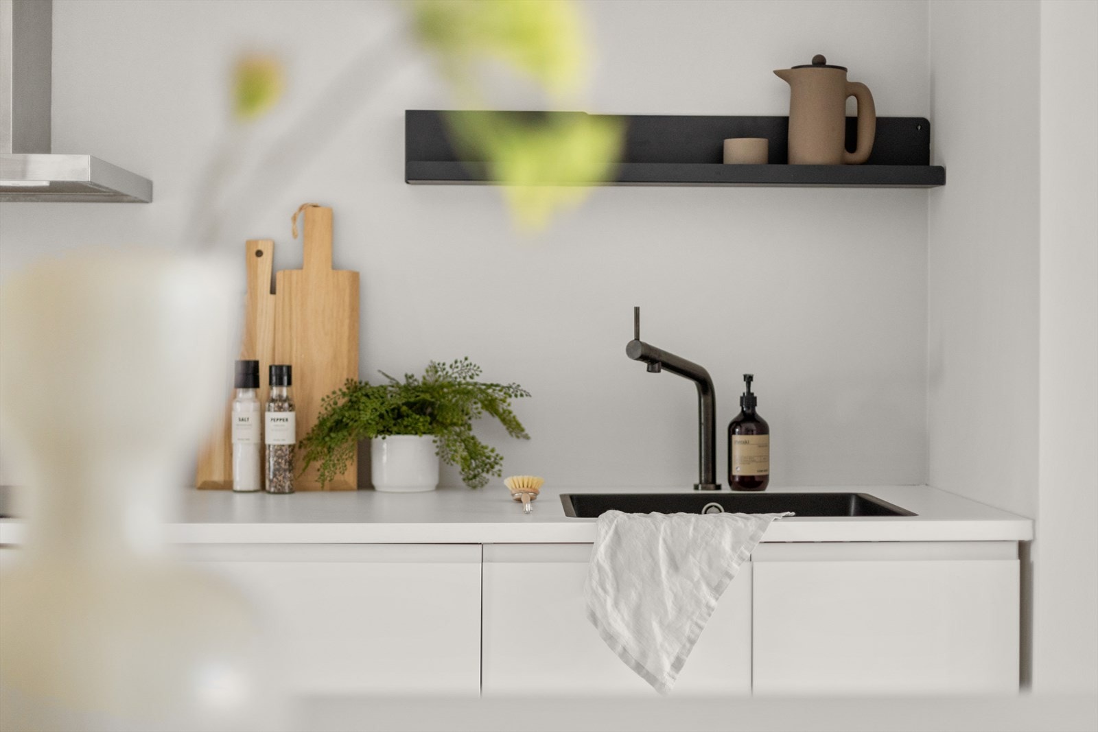 Av integrerte hvitevarer har du komfyr med induksjonstopp, oppvaskmaskin og kjøleskap med frysedel. Galleribilde