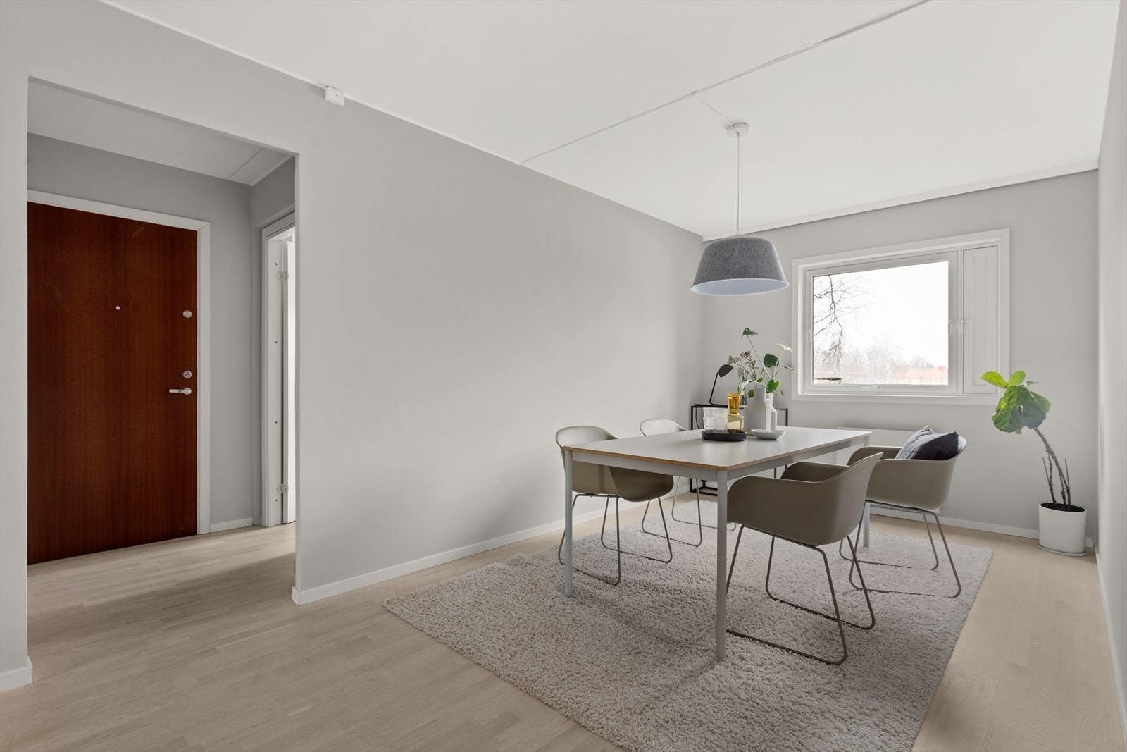 Her får du god plass til stort spisebord og et perfekt sted for sosiale sammenkomster med venner og familie. Galleribilde