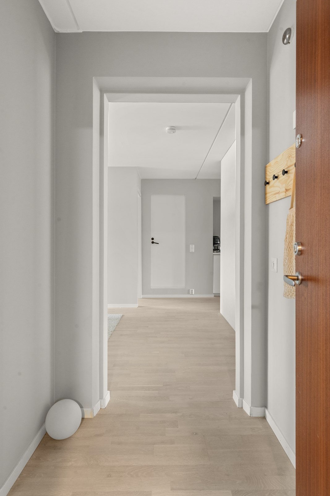 Lys og innbydende entré gir et godt førsteinntrykk av leiligheten. Galleribilde