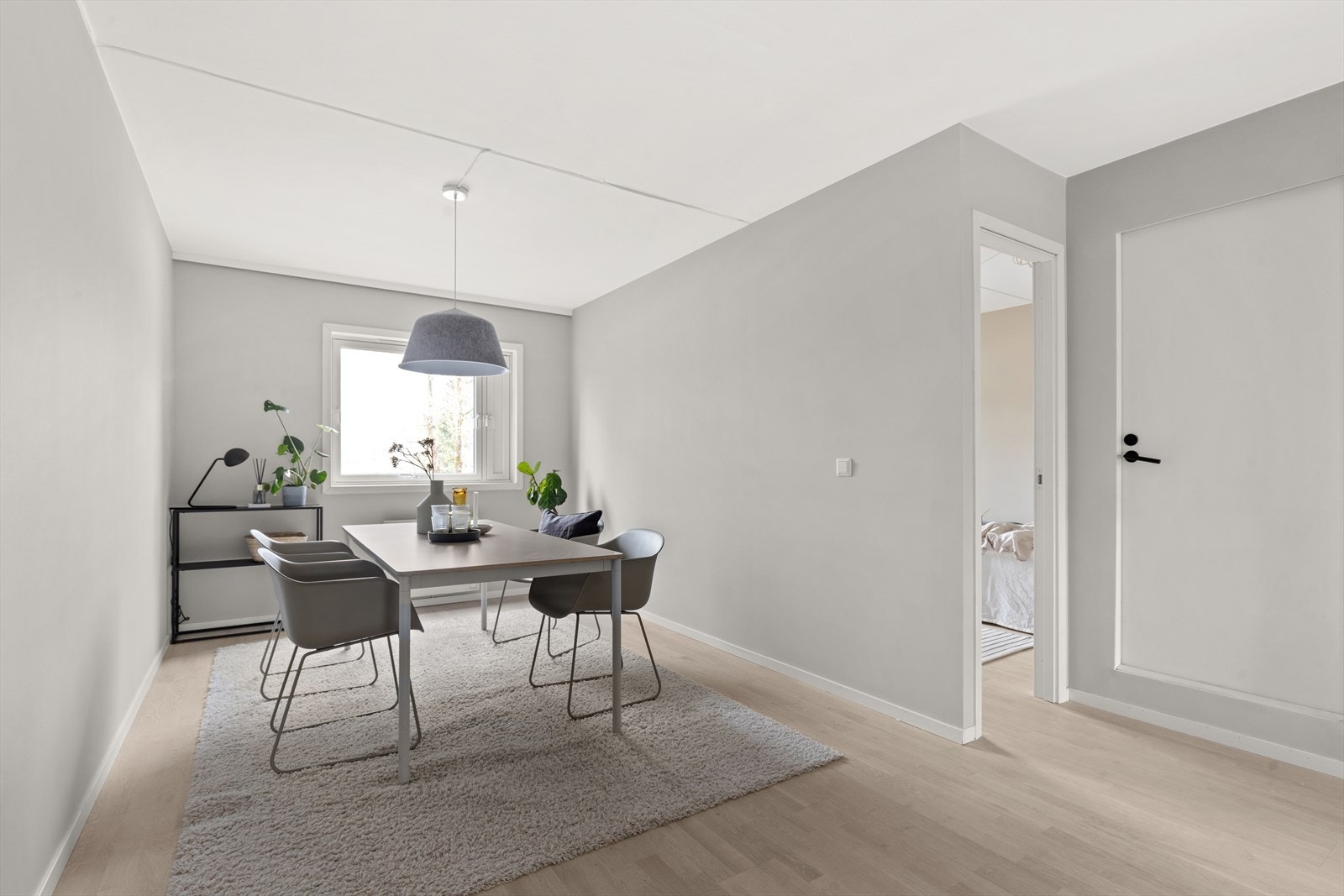 På motsatt ende av stuen finner du en naturlig del for spisestuen. Galleribilde