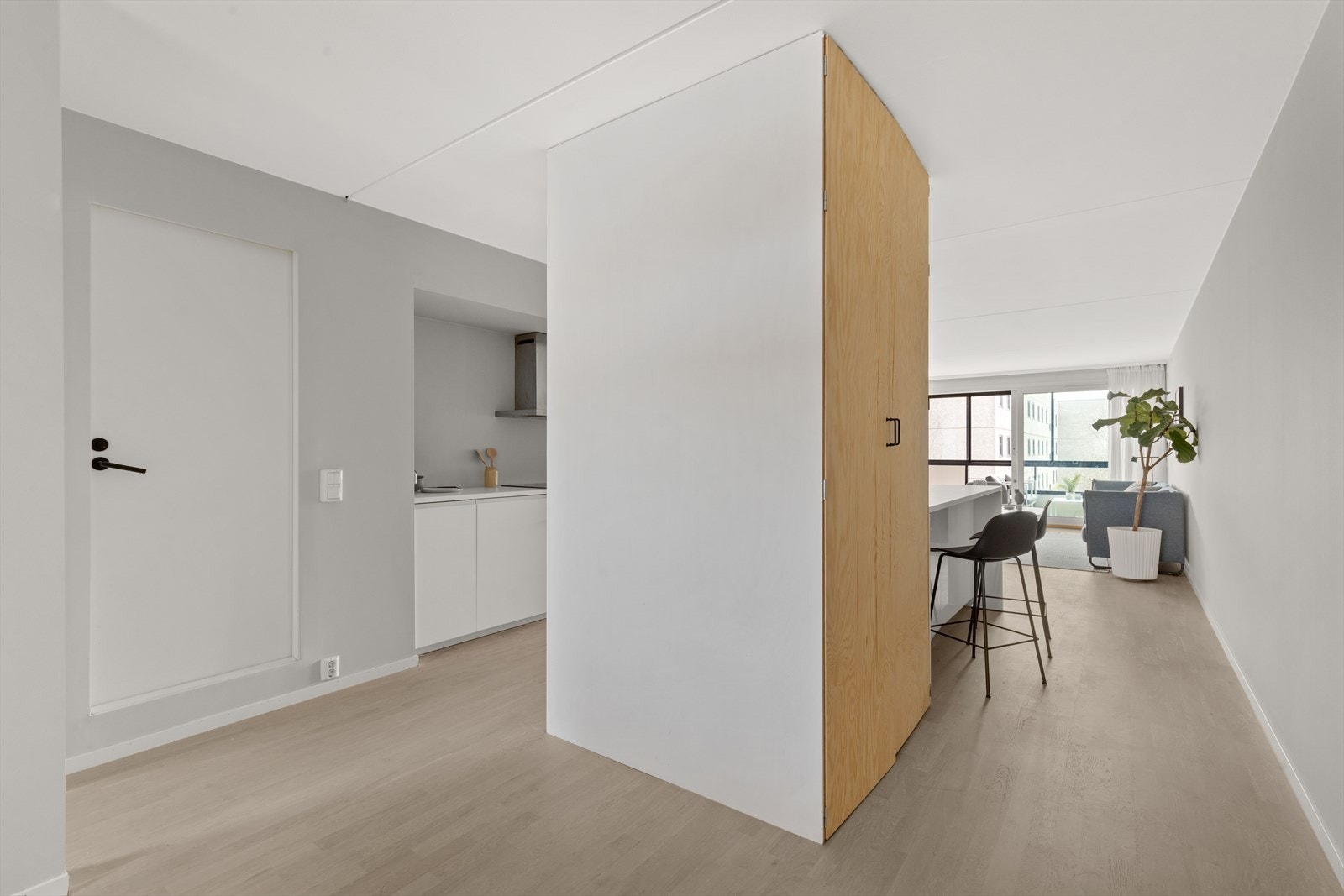 Smarte skapløsninger gir god oppbevaringsplass i leiligheten. Galleribilde