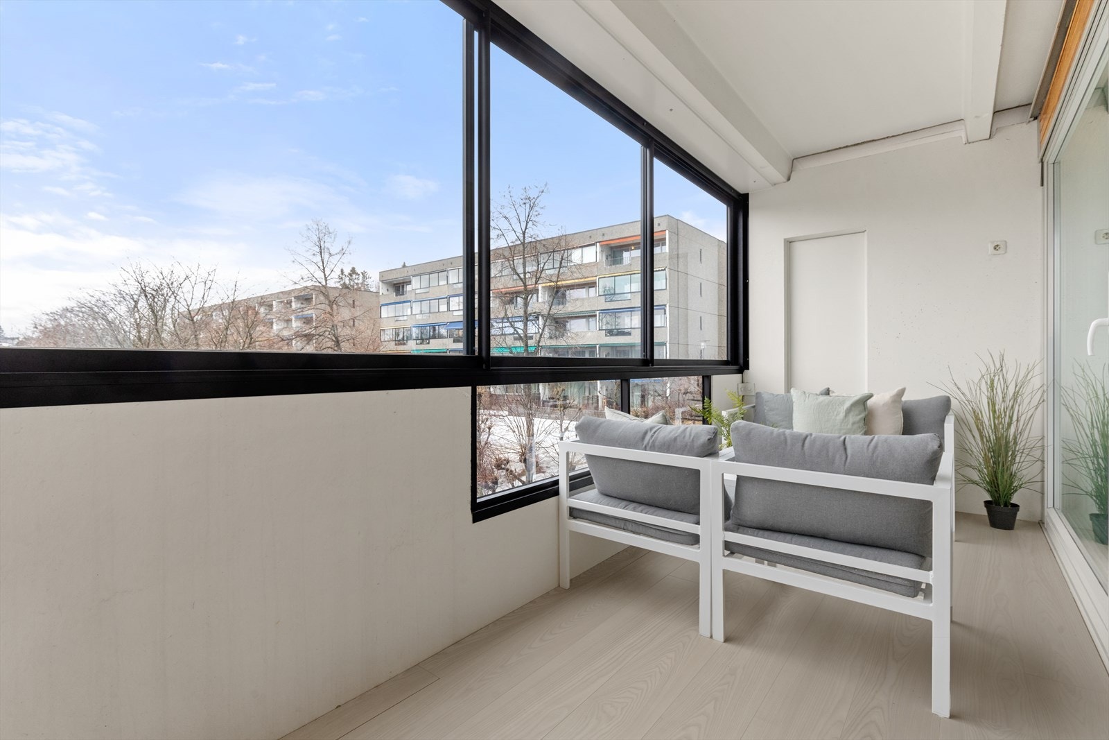 Balkongen fungerer som en perfekt forlengelse av stuen og det er god plass til å møblere med sittegrupper, grill m.m. Galleribilde