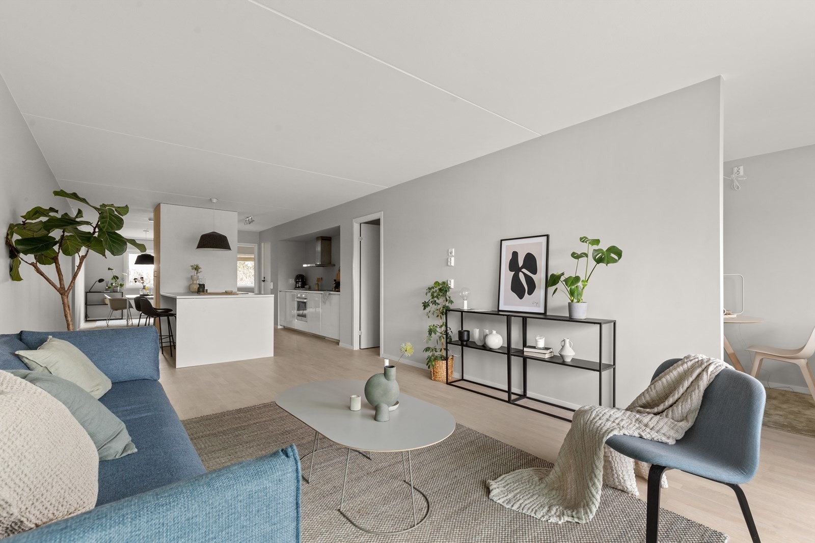 Leiligheten har vært gjennom omfattende oppussing og fremstår som meget innbydende. Galleribilde