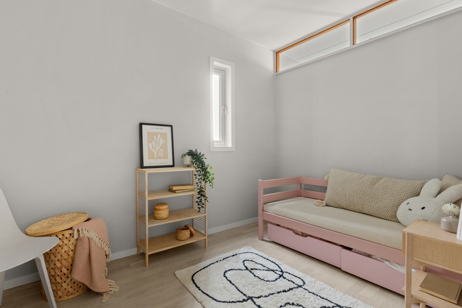 Nåværende eier har etablert et innredet rom i tilknytning til stuen som i dag blir brukt som barnerom. Galleribilde