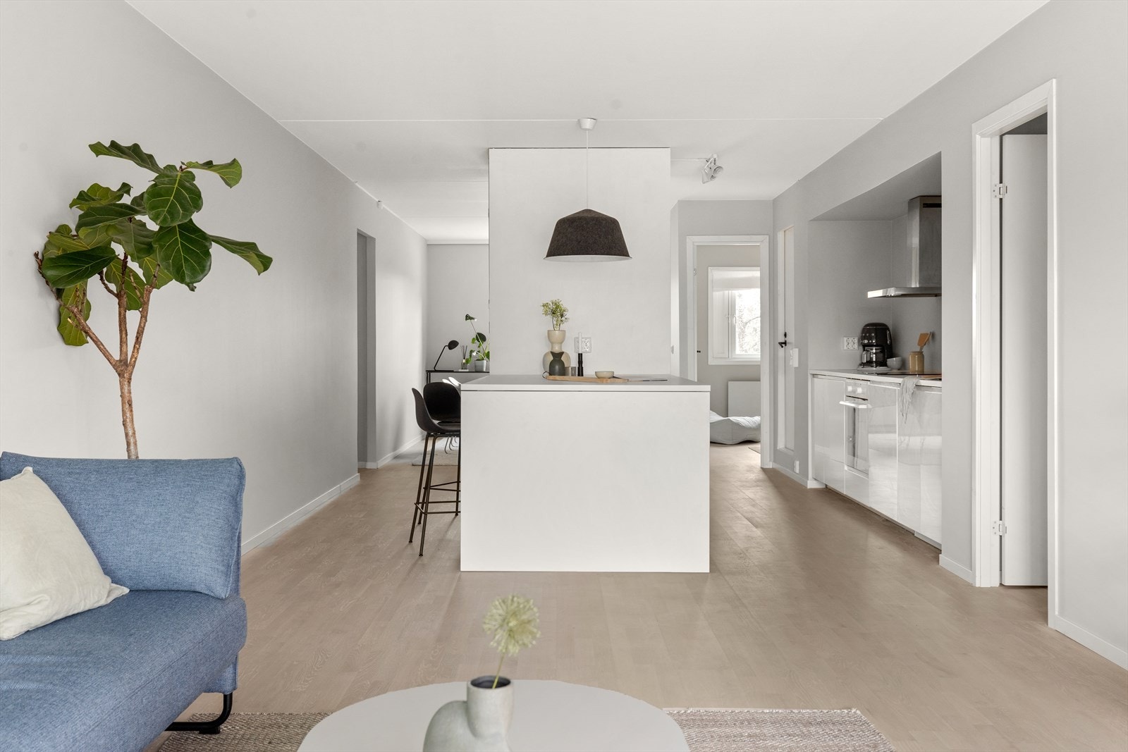 Kjøkkenet ligger i tilknytning til stuen med åpen løsning. Stor kjøkkenøy separerer kjøkkenet fra stuen. Galleribilde