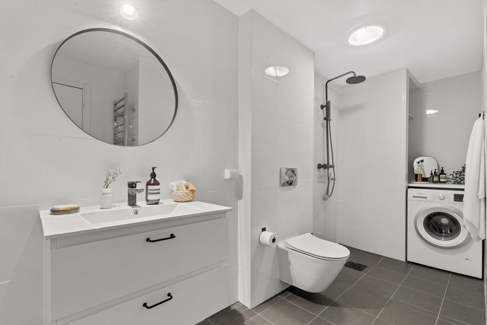 Delikat og romslig baderom fra 2021 med varmekabel. Dokumentasjon foreligger. Galleribilde