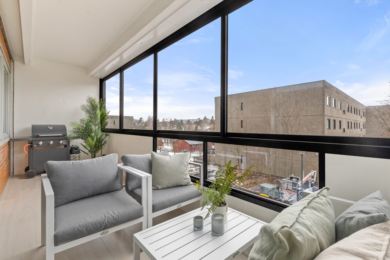 Fra stuen har du utgang til en romslig innglasset balkong uten sjenerende innsyn. Galleribilde