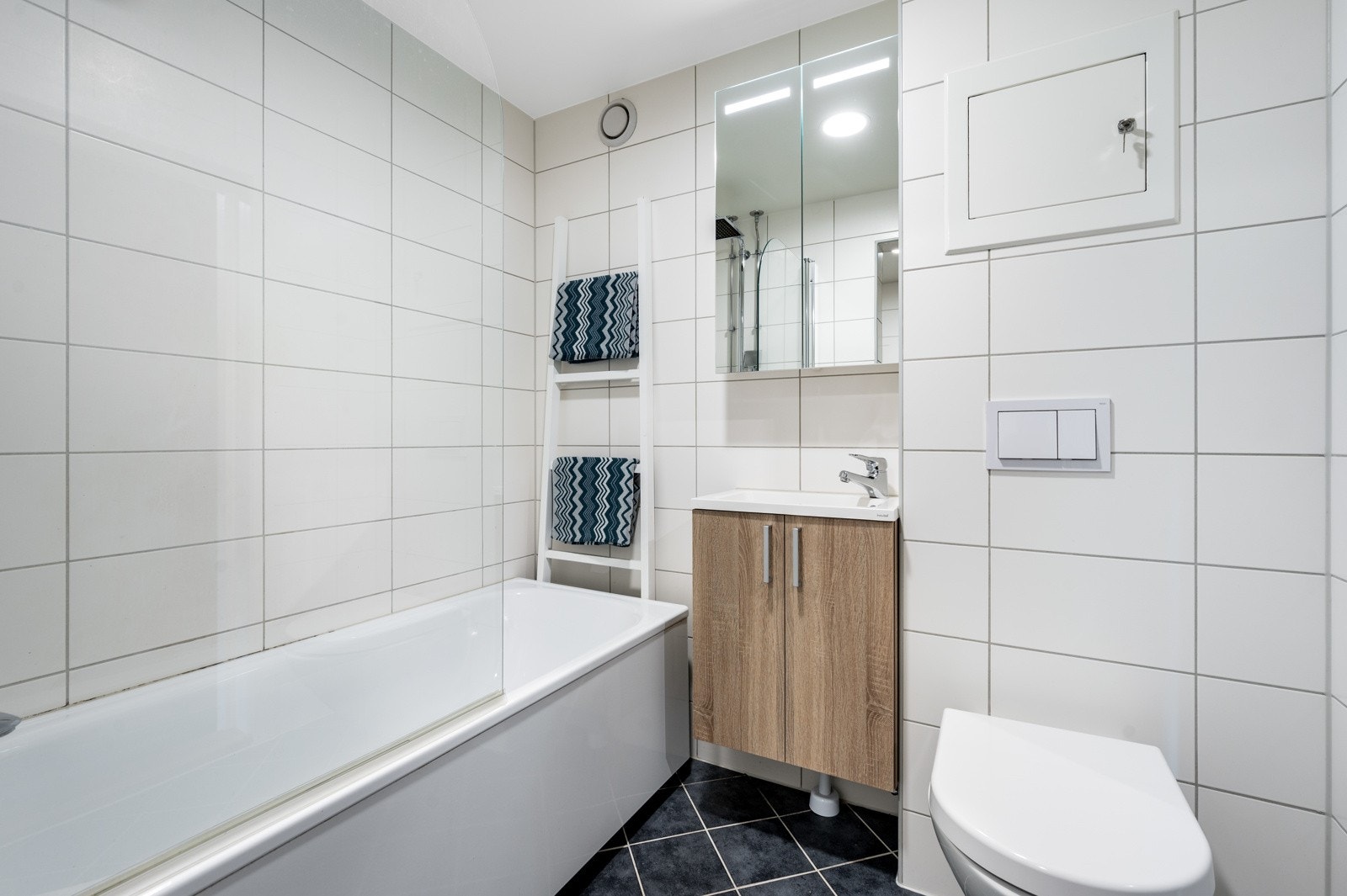 Lekkert baderom/vaskerom nyoppusset i 2016, i regi av boligselskapet. Galleribilde