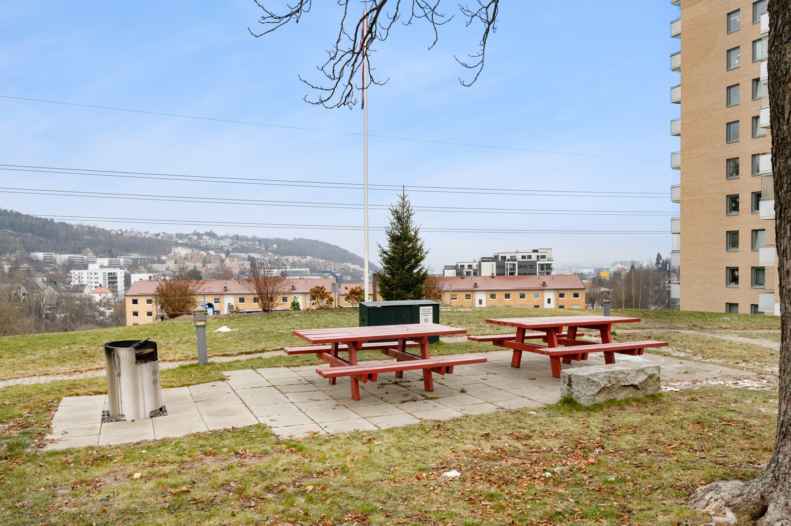 Felles uteområdet der det er vektlagt å lage områder for sosialt samvær og hygge. Uteområdet består av bord og benker - samt lekeareal med flere lekeapparater. Galleribilde
