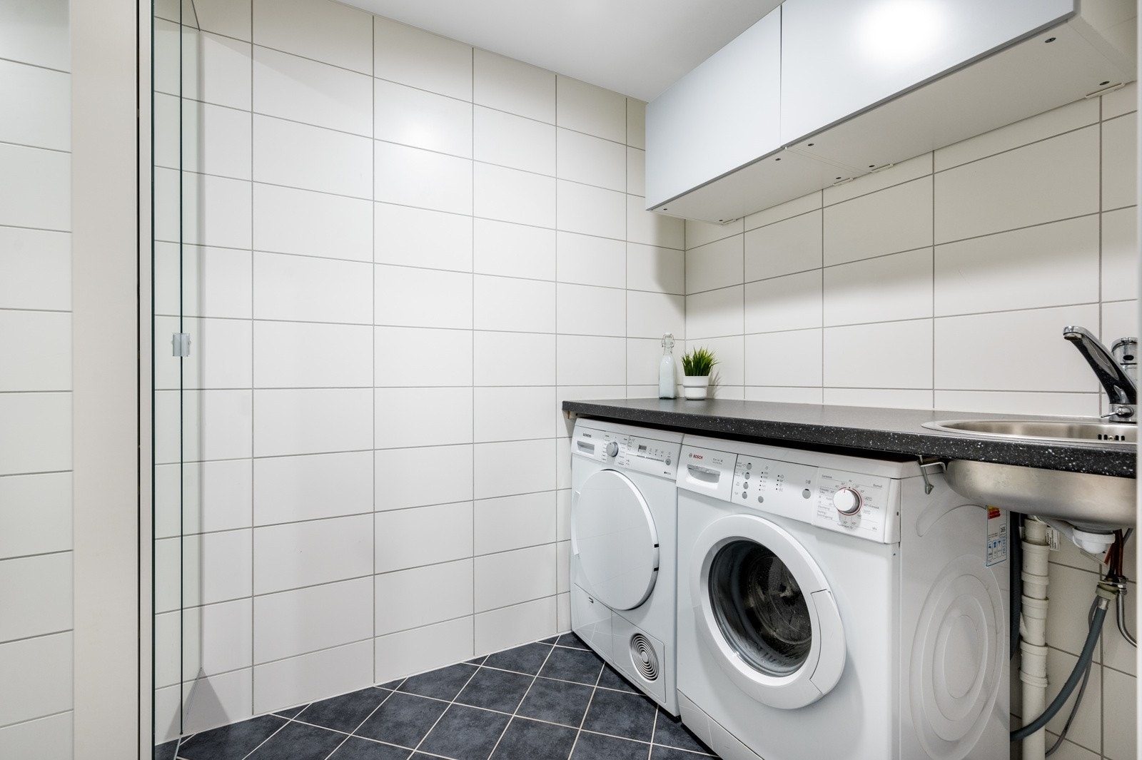 Lekkert baderom/vaskerom nyoppusset i 2016, i regi av boligselskapet. Galleribilde