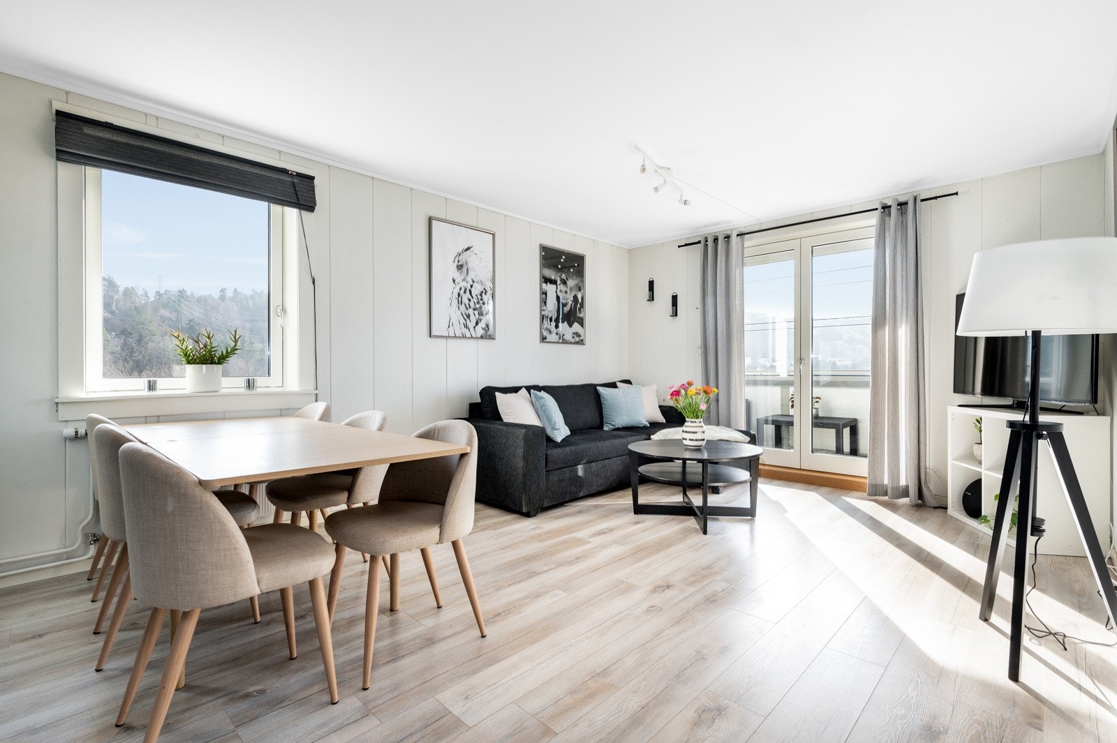 Det første som slår deg når du entrer leilighetens dagligrom med stue og spisestue er den lyse og behagelige atmosfæren. Galleribilde