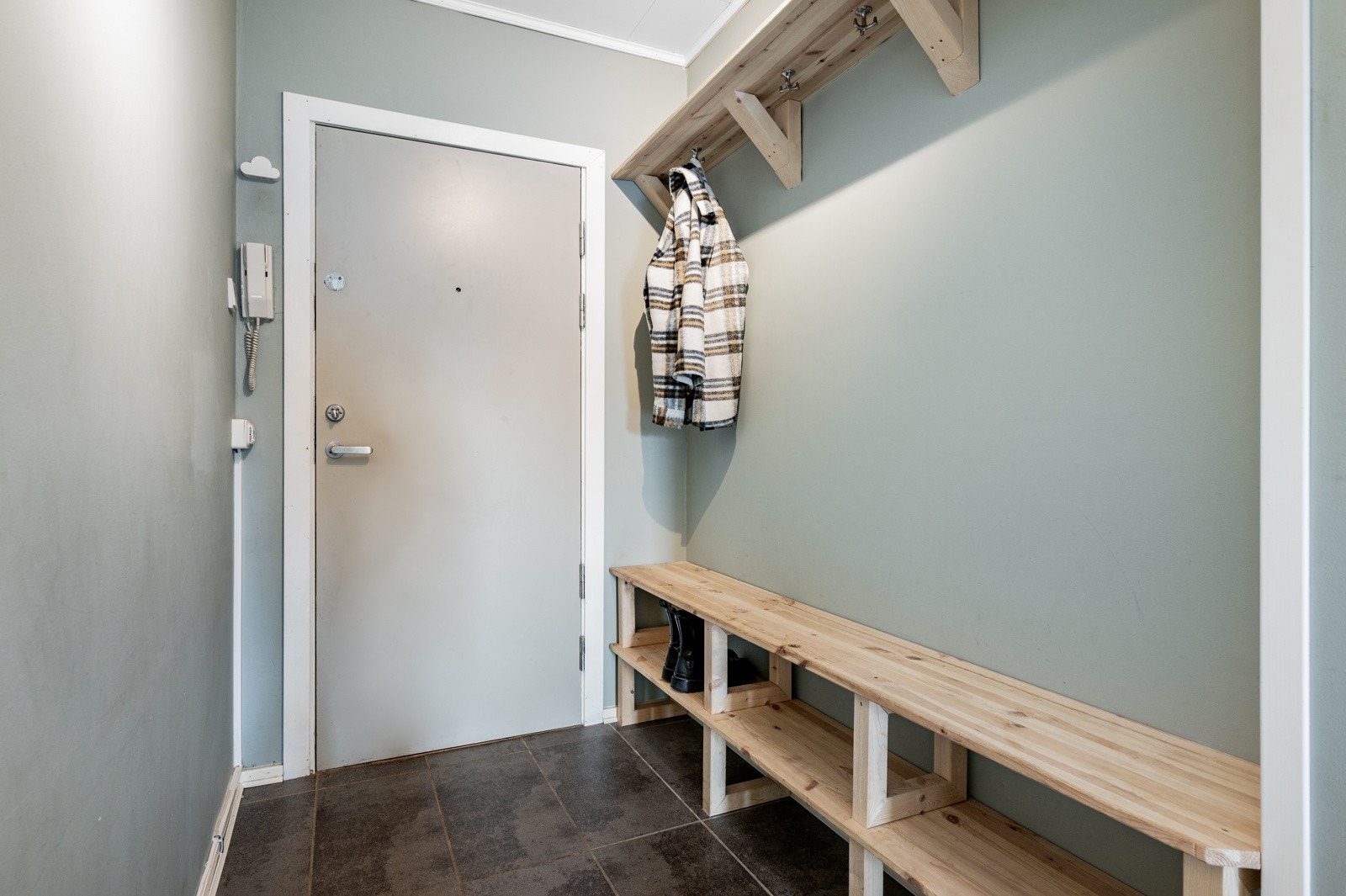 Her ønskes du velkommen hjem ved en lys og åpen entré med varmekabel, der yttertøy enkelt kan henges av. Galleribilde