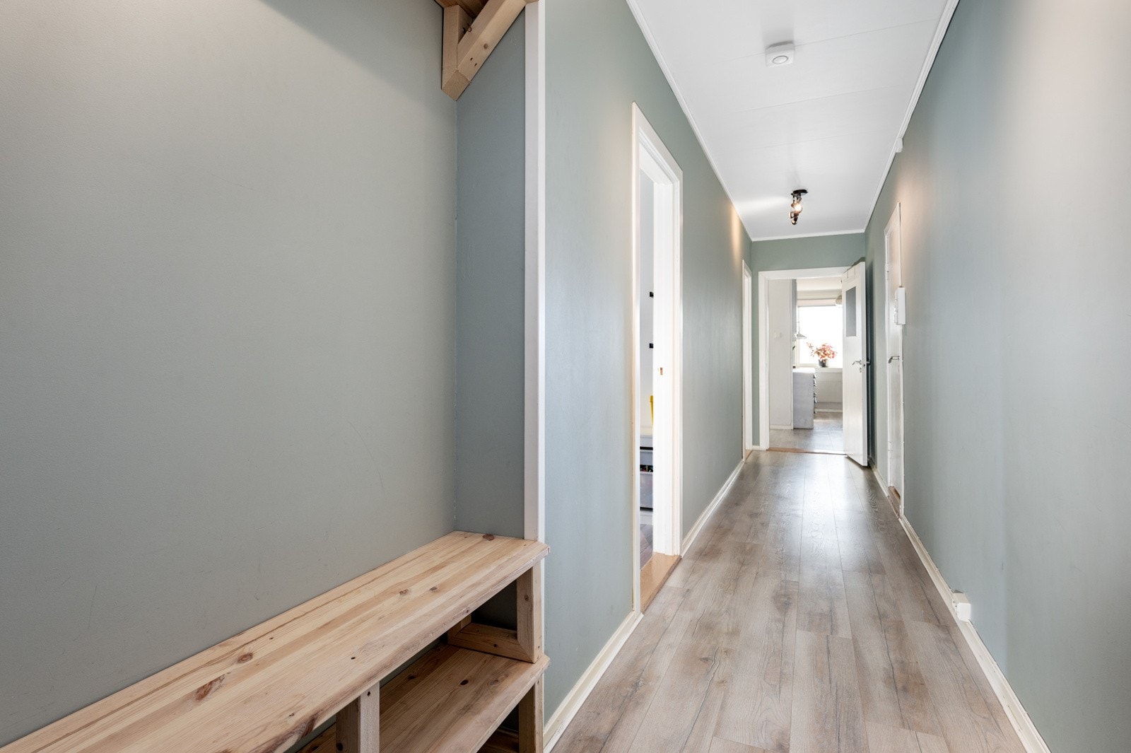 Her er det virkelig hyggelig å komme hjem og du kjenner den gode atmosfæren i leiligheten med en gang du tråkker over dørstokken. Dørcalling slipper inn for kjente og kjære. Galleribilde