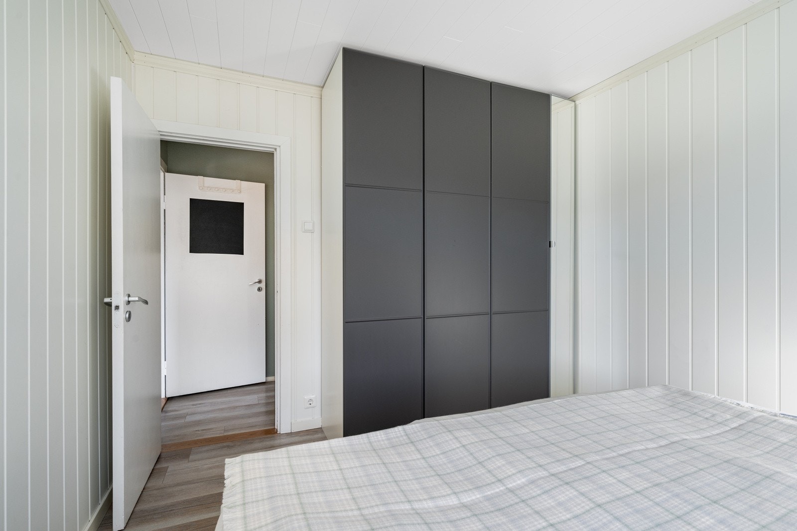 Lyst og pent soverom med garderobeskap. Galleribilde